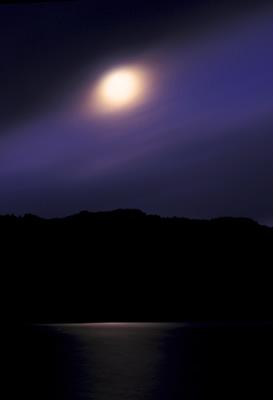 Luna sobre el lago